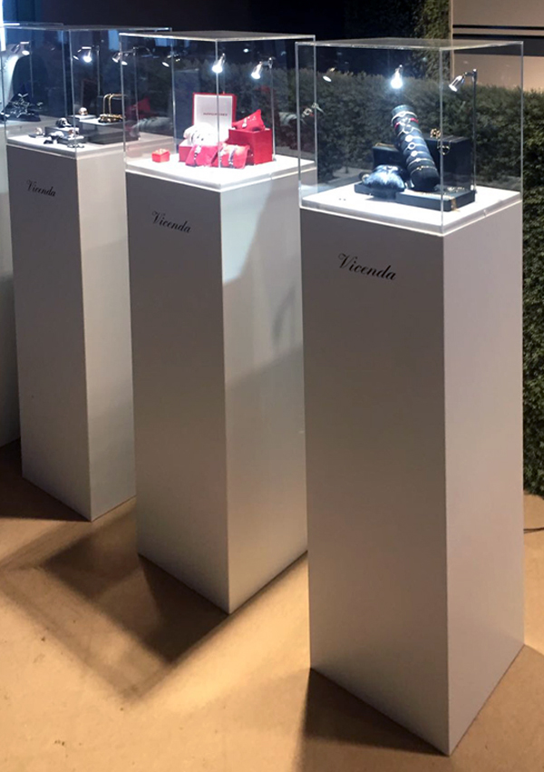 tote con illuminazione per mostre